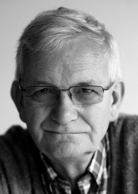 Martin Parr photographed by Ricardo Pinzón Hidalgo during his Souvenir exhibition at MAMU, Bogotá, 2019